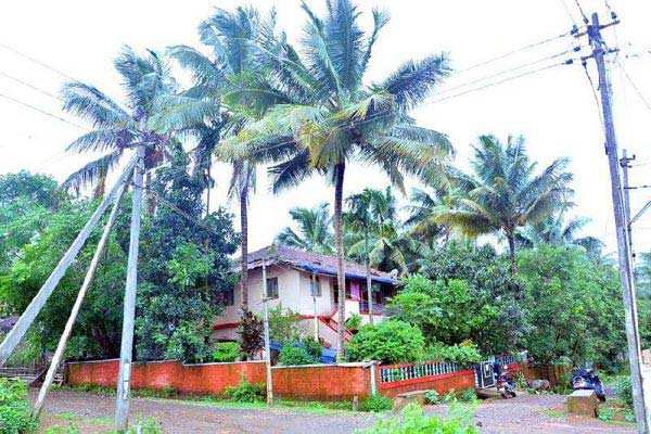9 BHK House 7 Guntha for Sale in Yellapur, Uttara Kannada