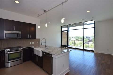 Showroom 600 Sq.ft. for Rent in