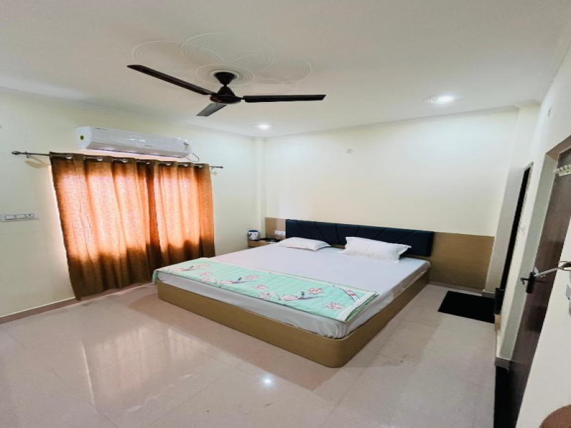  Guest House 5000 Sq.ft. for Sale in Chinar Park, Kolkata