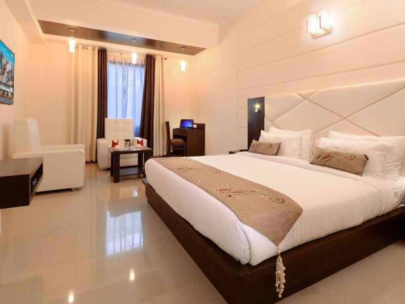  Hotels 14000 Sq.ft. for Rent in Fatehabad Road, Agra