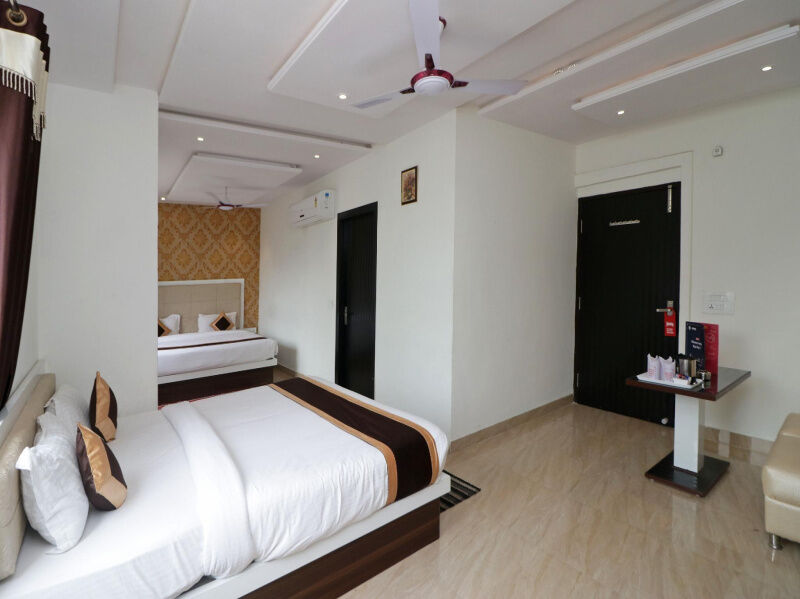  Hotels 15000 Sq.ft. for Rent in Fatehabad Road, Agra