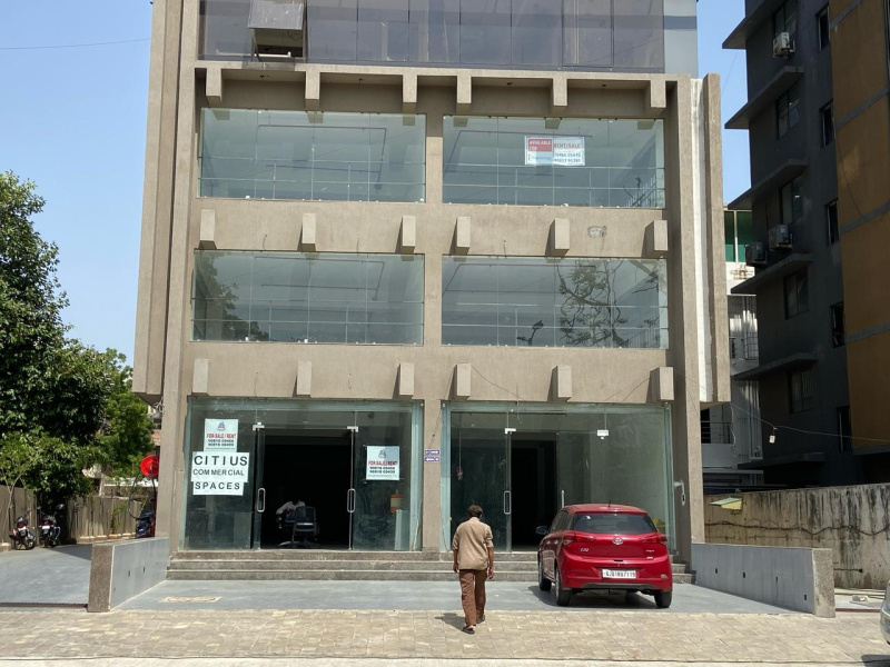  Office Space 1055 Sq.ft. for Sale in Navrangpura, Ahmedabad