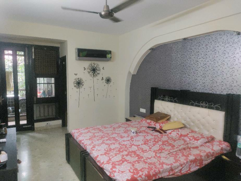 4 BHK 220 Sq. Yards Builder Floor for Sale in Mansarovar Garden, Delhi