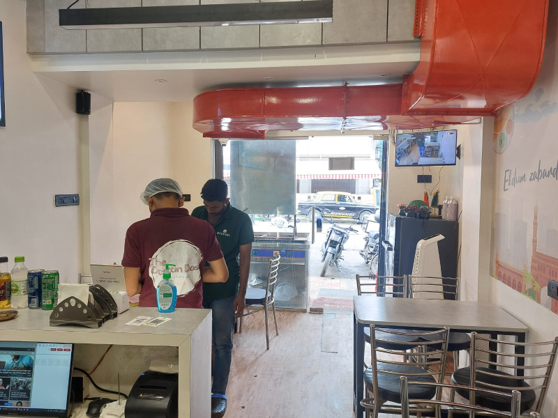  Commercial Shop 330 Sq.ft. for Rent in Khar West, Mumbai