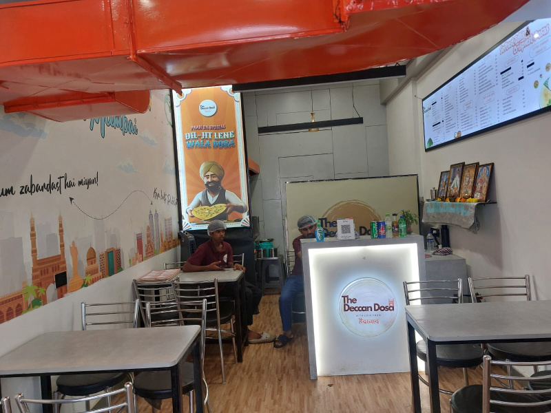  Commercial Shop 330 Sq.ft. for Rent in Khar West, Mumbai