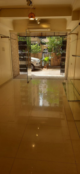  Commercial Shop 300 Sq.ft. for Rent in Khar West, Mumbai