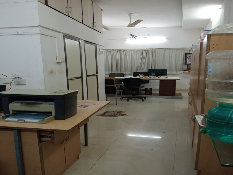  Office Space 300 Sq.ft. for Rent in Khar West, Mumbai