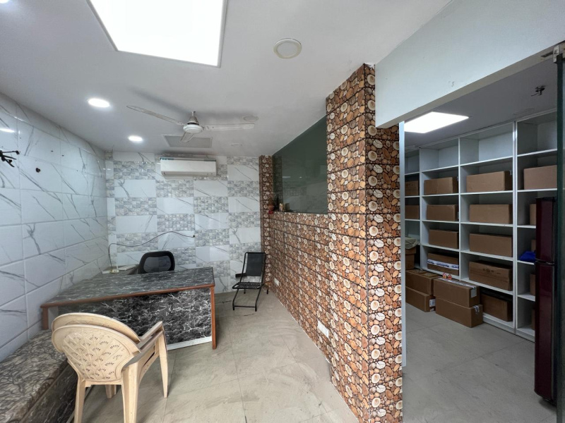 Commercial Shop 400 Sq.ft. for Sale in Madhu Vihar,