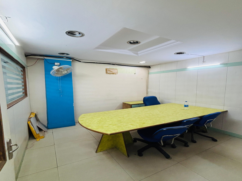  Office Space 800 Sq.ft. for Rent in Mall Road, Kanpur