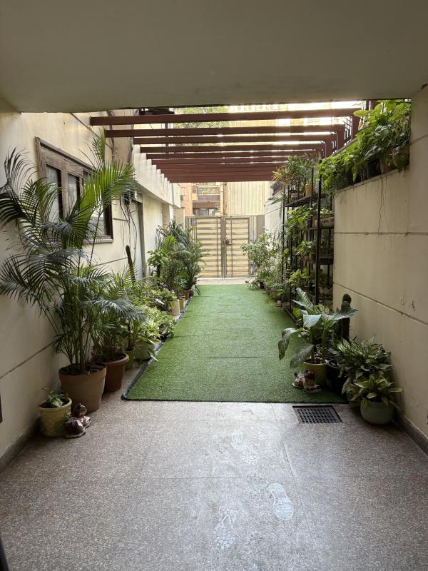 4.5 BHK Builder Floor 325 Sq. Yards for Sale in Block D, Defence Colony, Delhi