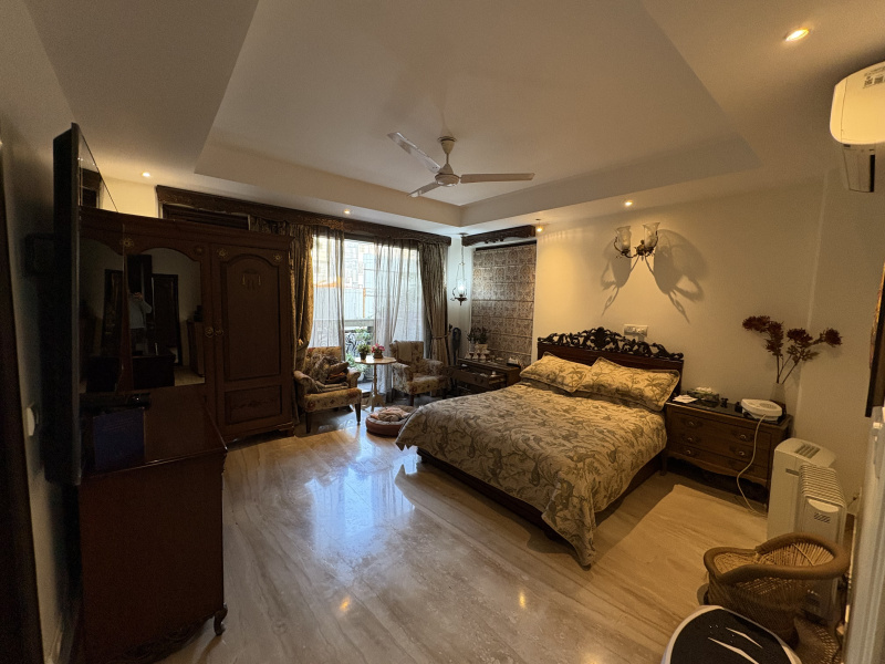 4.5 BHK Builder Floor 325 Sq. Yards for Sale in Block D, Defence Colony, Delhi