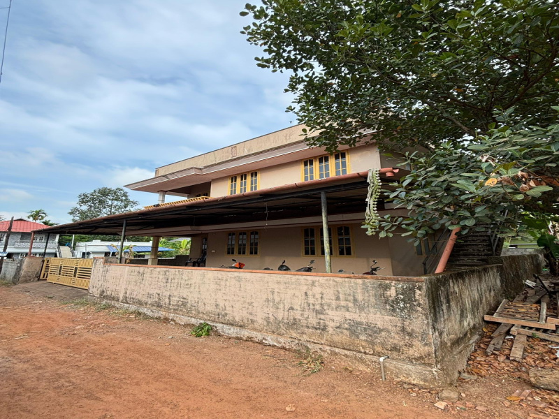 6 BHK House 5 Cent for Sale in Aluva, Ernakulam