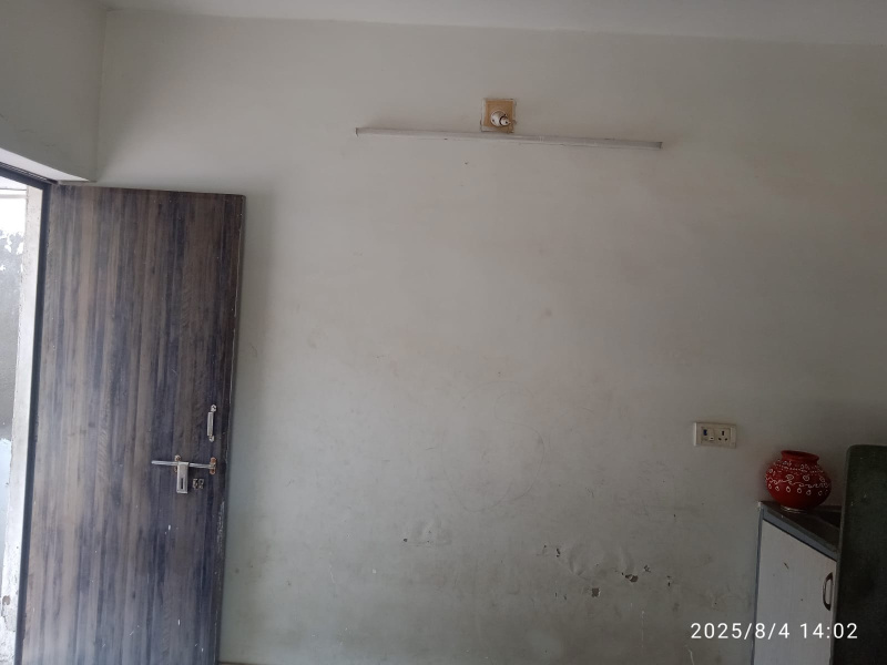  Commercial Shop 90 Sq.ft. for Rent in Ahmedabad Cantonment
