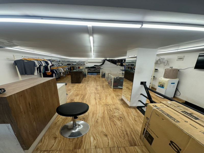  Showroom 1500 Sq.ft. for Sale in Navrangpura, Ahmedabad