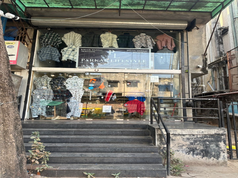  Showroom 1500 Sq.ft. for Sale in Navrangpura, Ahmedabad