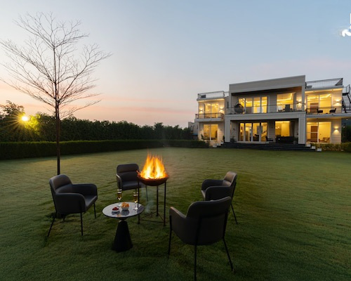 1 RK 2500 Sq. Yards Farm House for Sale in Sohna, Gurgaon
