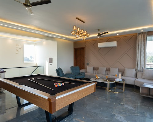 1 RK 2500 Sq. Yards Farm House for Sale in Sohna, Gurgaon
