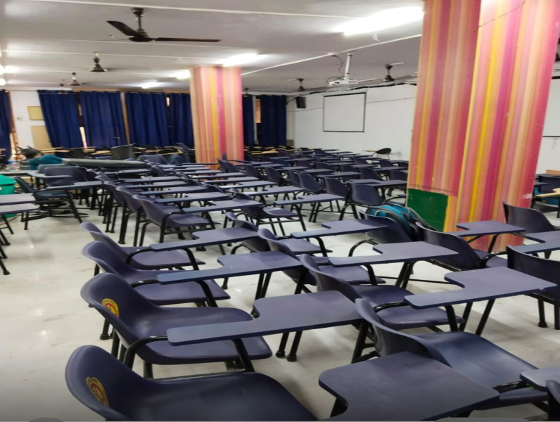  1750 Sq.ft. Office Space for Sale in Gautam Nagar, Delhi