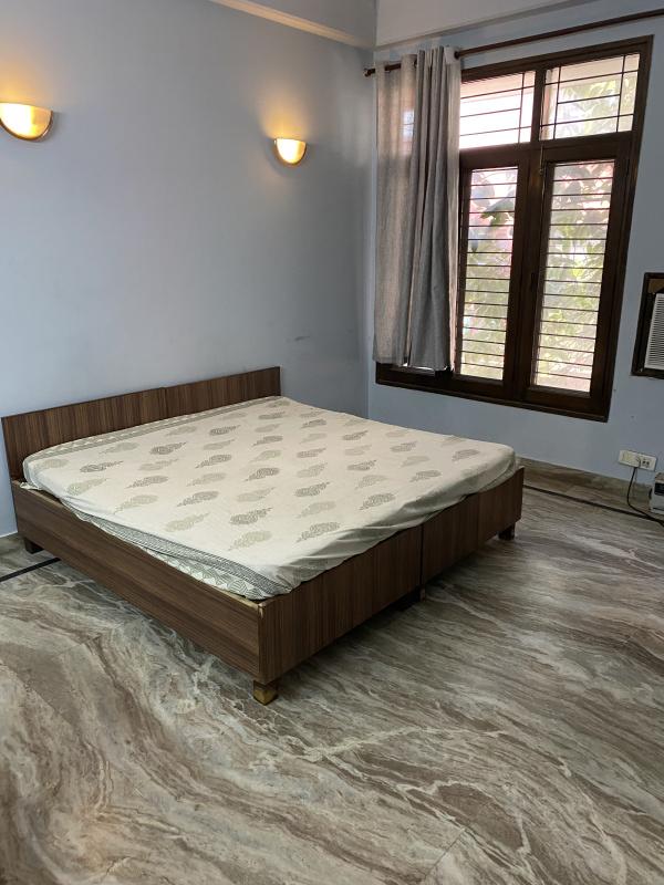 4 BHK Builder Floor 2500 Sq.ft. for Rent in Sector 30 Noida